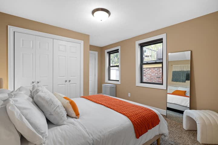 Ingia kwenye patakatifu pa kuota ndoto, ambapo kitanda cha ukubwa wa malkia huweka jukwaa kwa ajili ya usingizi wa usiku wenye amani na mapumziko