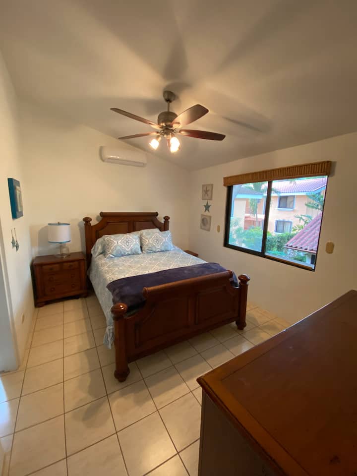 Glavna spavaća soba ima spavaću sobu s bračnim krevetom (s dodatnim nadmadracem) i pogled na zgradu „Rancho” koja pruža maksimalnu privatnost zajedno sa spojenom kupaonicom. 

 