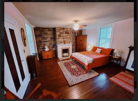 Allegheny Room - Private Bathroom and Entrance