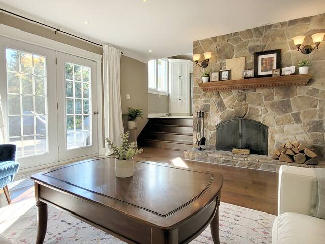 Urban Oasis with Warm and Cozy Interior gallery image 4