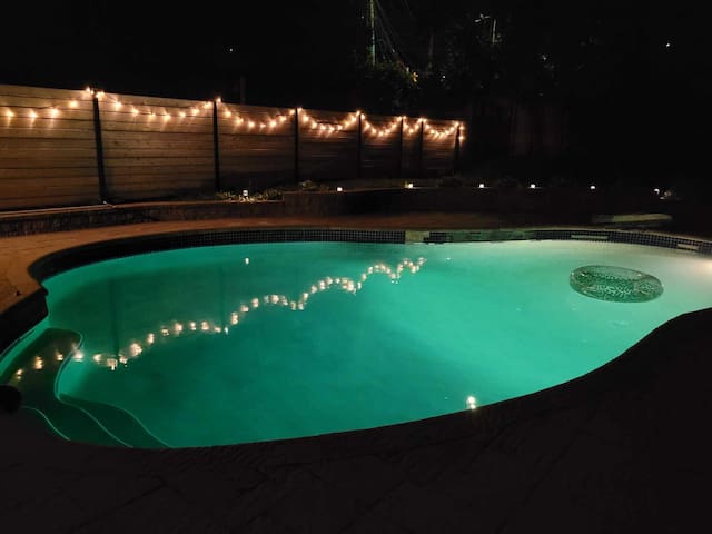 Urban Oasis with Warm and Cozy Interior gallery image 2