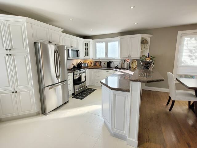 Urban Oasis with Warm and Cozy Interior gallery image 5