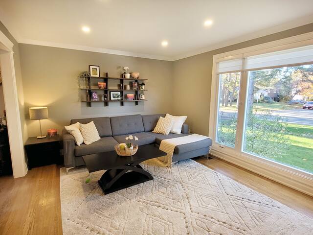 Urban Oasis with Warm and Cozy Interior gallery image 3