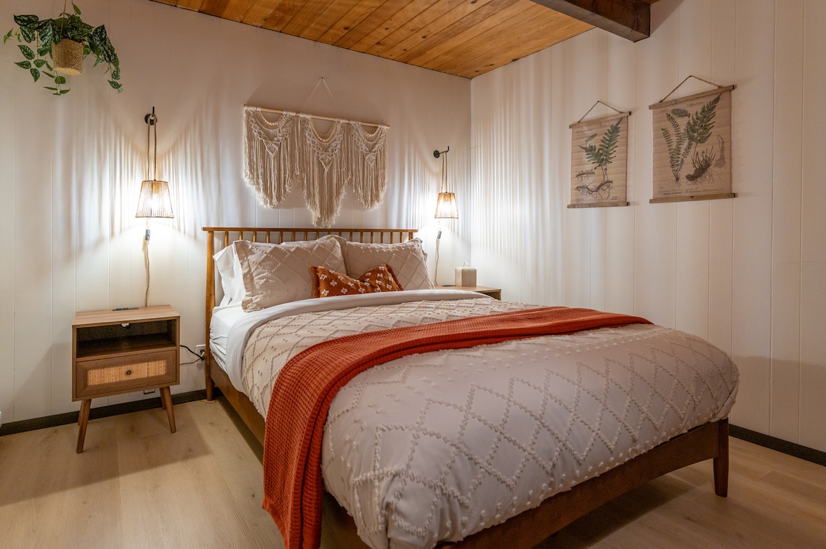 主卧室为主层，配备一张标准双人床，配备螺旋床垫和宽敞的衣柜空间。