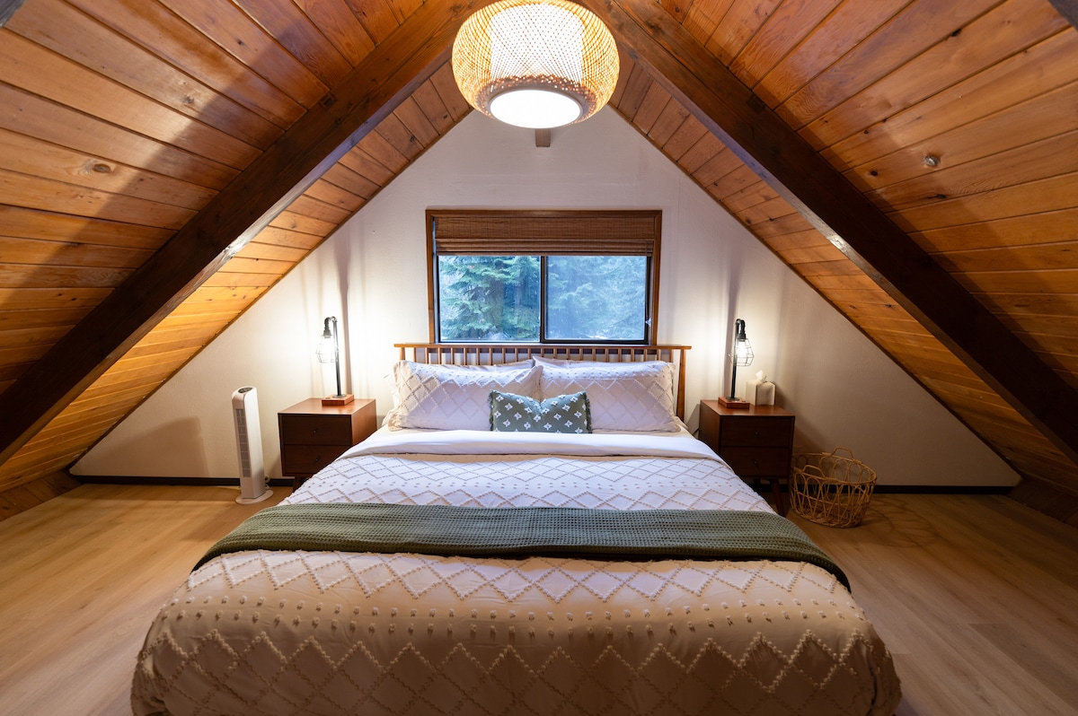 加大双人床，配有螺旋床垫。 请注意，阁楼空间是开放式的，没有门和储物设施。