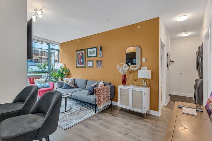 Stylish 2 Bed 2 Bath condo, Downtown Vancouver.
