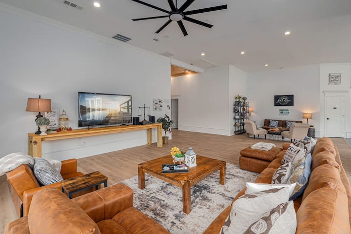 Დაისვენეთ და დაისვენეთ ჩვენს ფართო მისაღებ ოთახში, რომელშიც არის 75" - 4K UHD LED LCD ტელევიზორი, უყურეთ თქვენს საყვარელ სპორტულ გუნდს ტბიდან შესვენებისას.