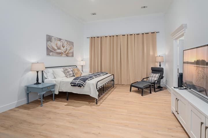 Ოსტატს ასევე აქვს 65" - 4K UHD LED LCD ტელევიზორი. Ისიამოვნეთ Youtube-ით, Netflix-ით, Disney+ -ით ან სხვა ადამიანებით ხანგრძლივი დღის შემდეგ. Აქვეა მშვიდი საკითხავი სივრცე მათთვის, ვისაც კითხვა სიამოვნებას ანიჭებს.