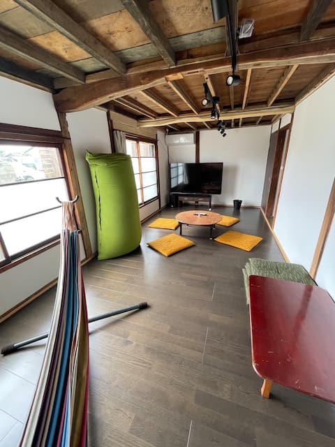 [Showa House Anzu] A relaxing space with Yogibo and hammock / 2-story house for rent / A nostalgic S