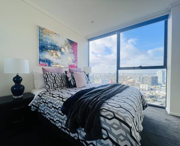 The Grande – Large 4 Bed/3 Bath