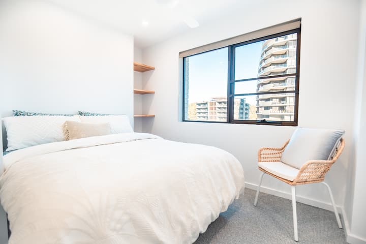 卧室温馨舒适，配有柔软迷人的双人床，自然采光充足。 