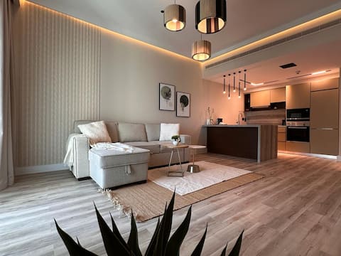 Top Airbnb: Modern-Chic 1BR in The Greens | Central Dubai in Al Thanyah Third