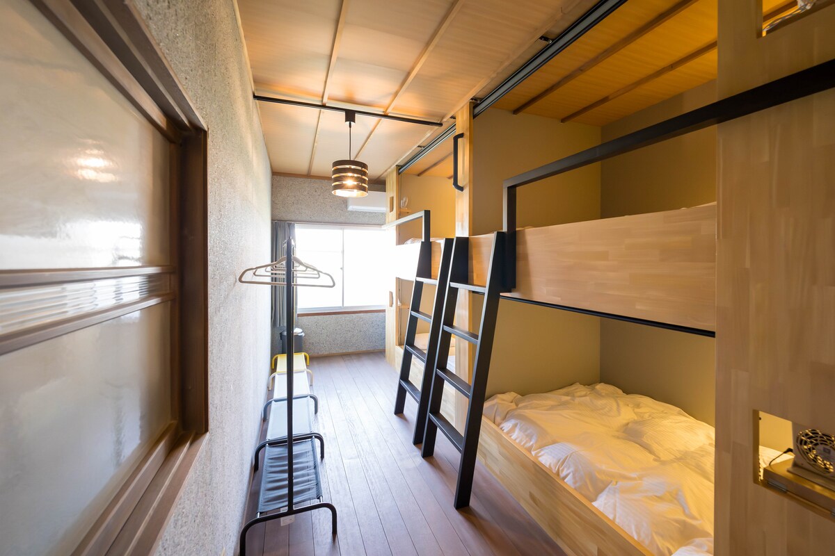 Хејворд.Вид на студентски дом.Има 4 кревета.Може да го користите и ова.