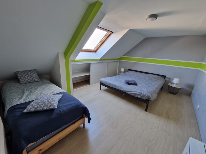 Საძინებელი 5 ხის დიდი კარადით შესანახად