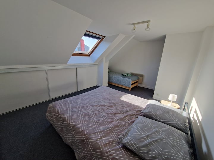 Საძინებელი 5 დიდი კარადებით შესანახად