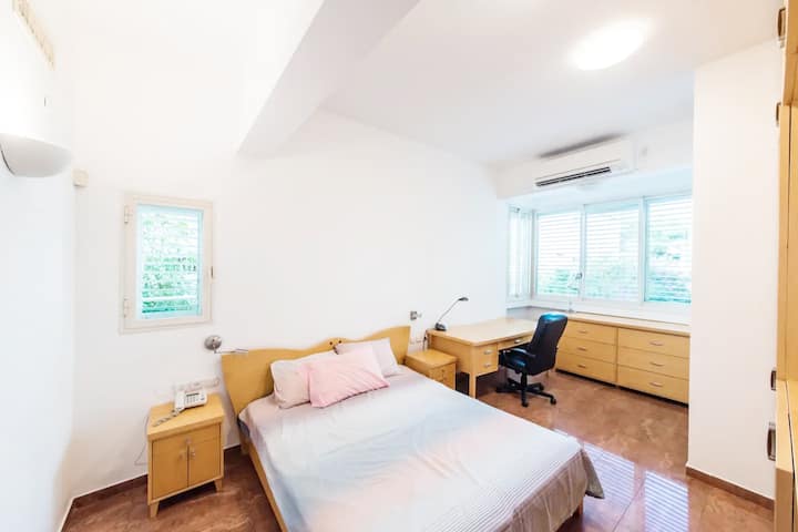 غرفة النوم الرئيسية (إطلالة على المكتب)