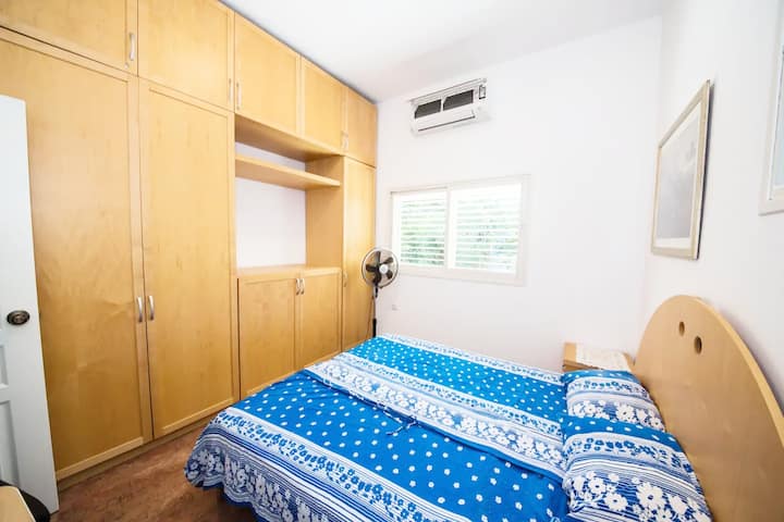 غرفة نوم الأطفال (سرير بحجم كينغ من سريرين مفردين يمكن فصلهما )