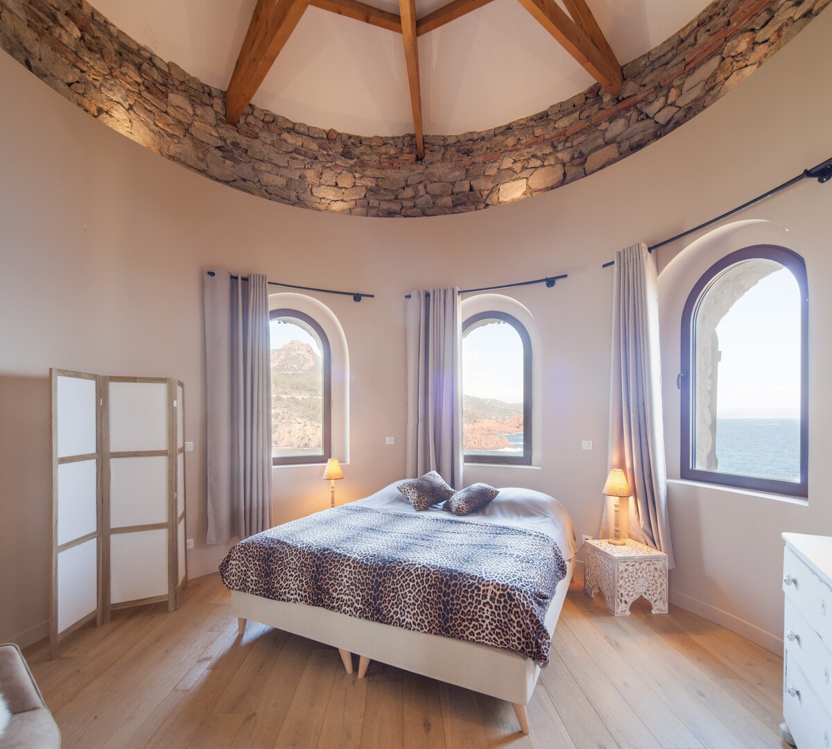 Chumba cha kulala cha chumba 1
cha kulala kitanda mara mbili cha ziada
chumba cha kuogea na bafu la kujitegemea 
Choo cha kujitegemea
Tazama mavazi ya baharini