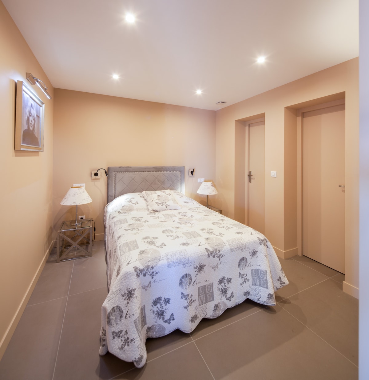 Chumba cha kulala cha vyumba 2
vya kulala kitanda cha watu wawili  
chumba cha kuogea cha kujitegemea, chumba cha kujitegemea 
cha kuvaa choo