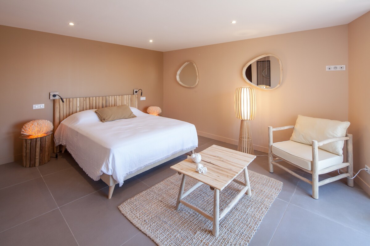 Chumba cha kulala cha vyumba 3
vya kulala kitanda mara mbili cha ziada 
bafu la chumba 
Choo cha kujitegemea,
eneo la mtaro la 
kujitegemea Mwonekano wa bahari
Uvaaji