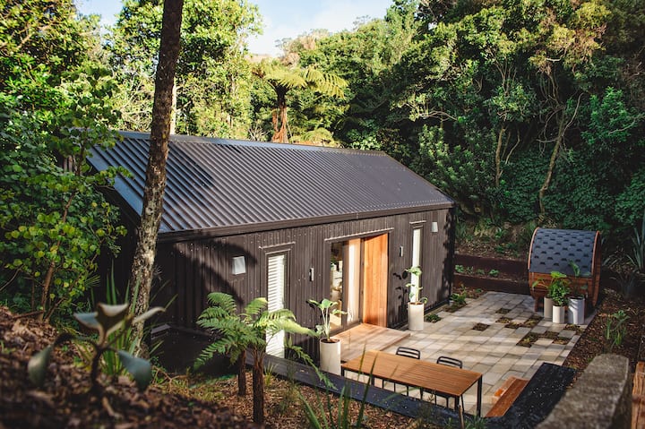 Unwind in an urban oasis w/sauna & garden views