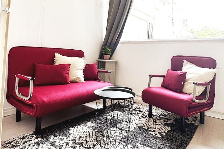 חדר שני/ סלון (ספות נפתחות למיטות יחיד ומיטותזוגיות)