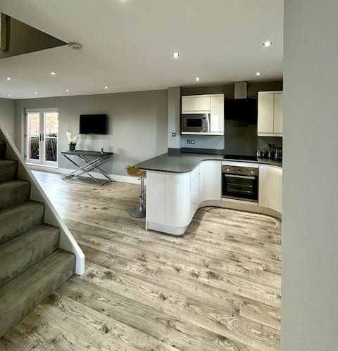 Waterfront Town House In Liverpool Marina