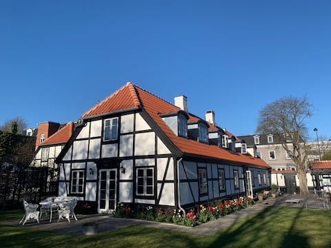 Hus tæt på vand, skov og by