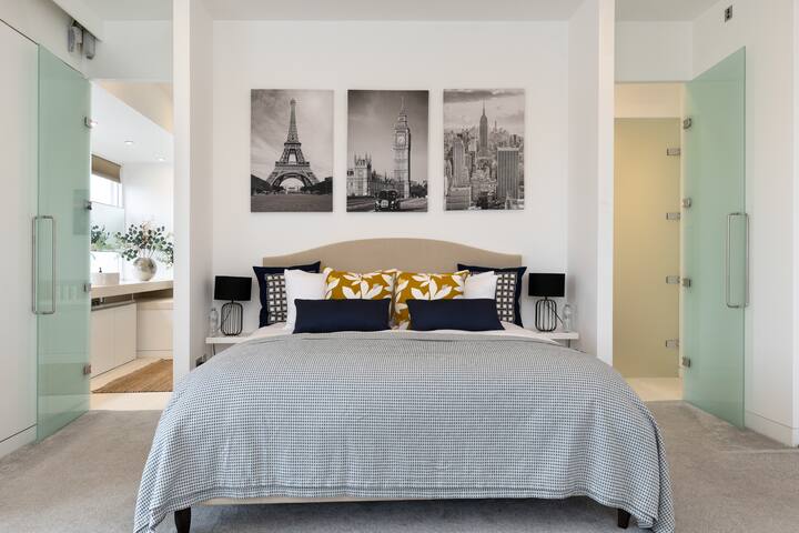 The Penthouse In the Heart of the West End! gallery image 5