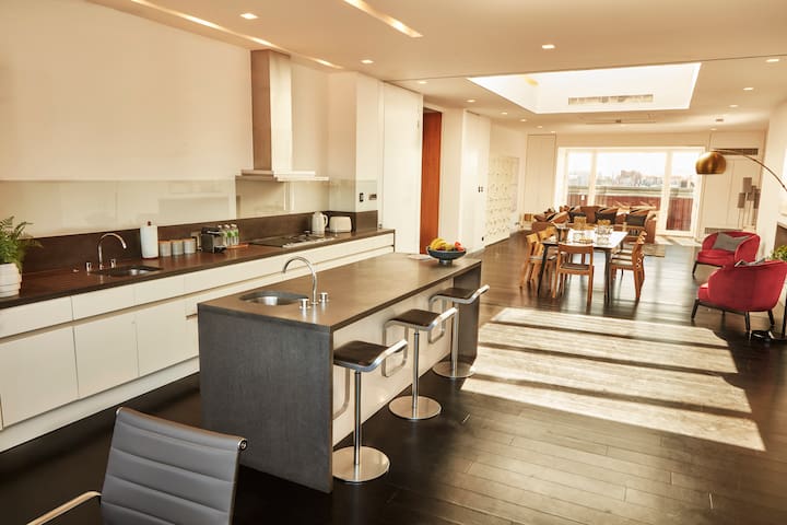 The Penthouse In the Heart of the West End! gallery image 2