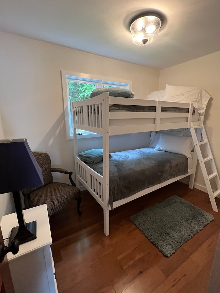 Ამ ორსართულიან ოთახში კომფორტული სკამი იდეალური ადგილია ტბით ტკბობის შემდეგ დასაძინებლად წასაკითხად.  Საბავშვო წიგნები ხელმისაწვდომია ტუმბოზე.  Ოთახში მდებარეობს სენსორული სანათი დიმერით.