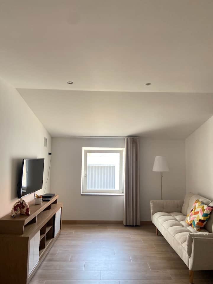 غرفة معيشة تطل على Avenida dos Plátanos و Rio Lima.