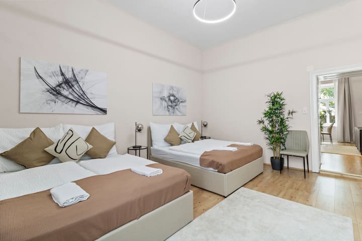 Starehe maradufu, mara mbili ya starehe. Pumzika kwa mtindo na chumba chetu cha kulala chenye nafasi kubwa kilicho na vitanda viwili vya ukubwa wa malkia kwenye chumba cha kulala cha 3.