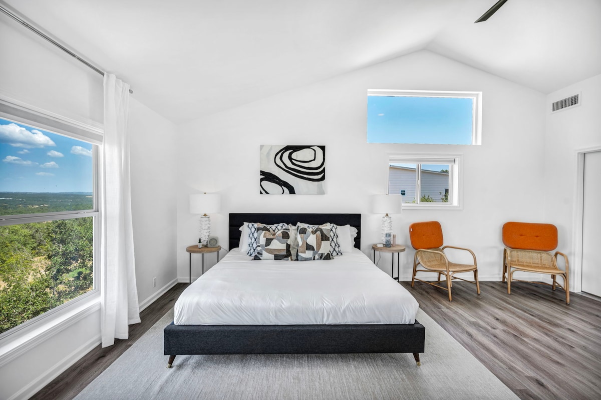 Comfortable King size bed.
Queen inflatable bed available for additional guests.