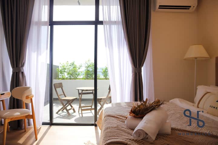 Balcón con vistas al mar.