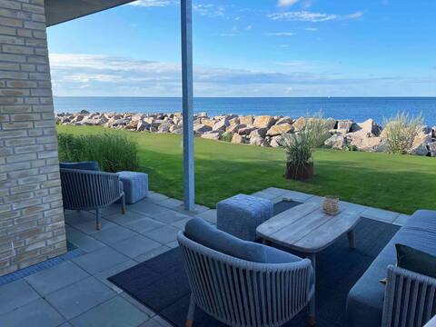 Luxury villa 10 meters from the water