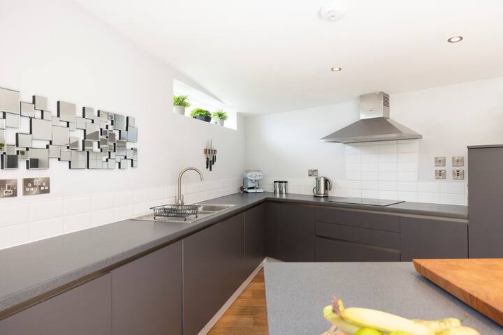 3-BR New Town House with Patio near Princes St gallery image 5