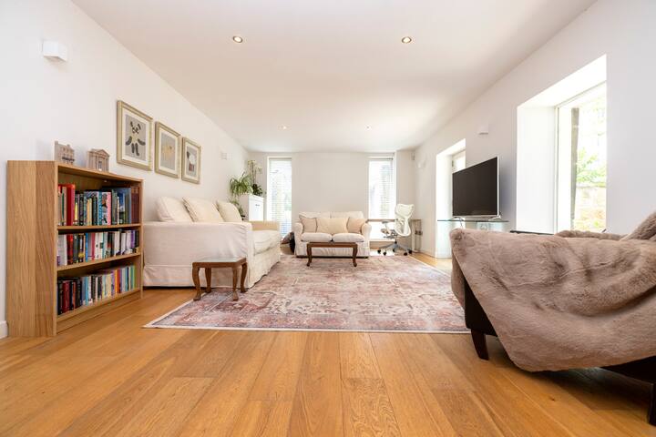 3-BR New Town House with Patio near Princes St gallery image 3