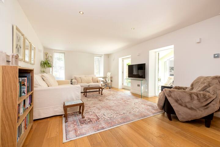 3-BR New Town House with Patio near Princes St gallery image 4