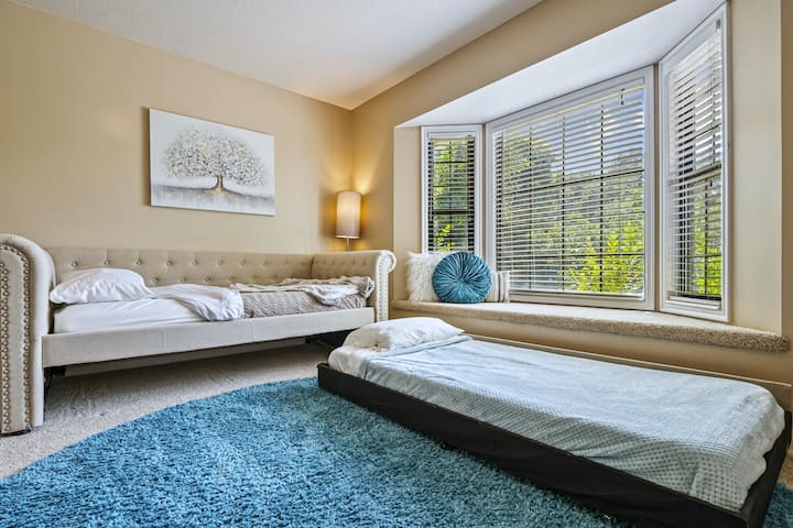 快適さと便利さのため、4つのフロントルームのベッドはすべて、シーツ、シーツ、枕、快適で便利です。  追加の毛布はキュリオに保管されています。