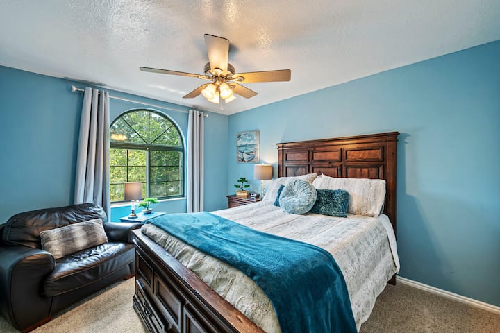 美しい「ブルーウォータールーム」を歓迎します。  クイーンサイズの快適なベッド、下部の引き出し、サイドテーブルとランプを備えた特大の椅子のテーブル、ラジオ/警報機とランプ付きのベッドサイドテーブル。 