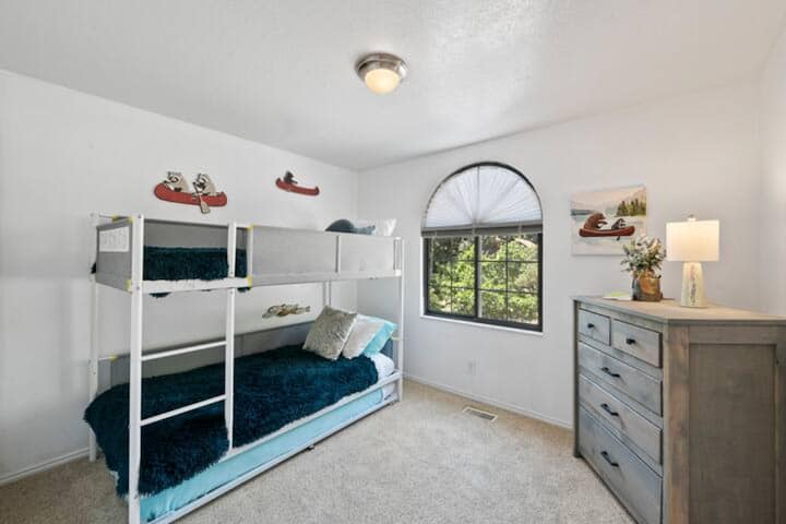 楽しい「ホワイトウォータールーム」をお楽しみください。  3名様でご宿泊いただけます！二段ベッドとトランドルが下から引き出されます。