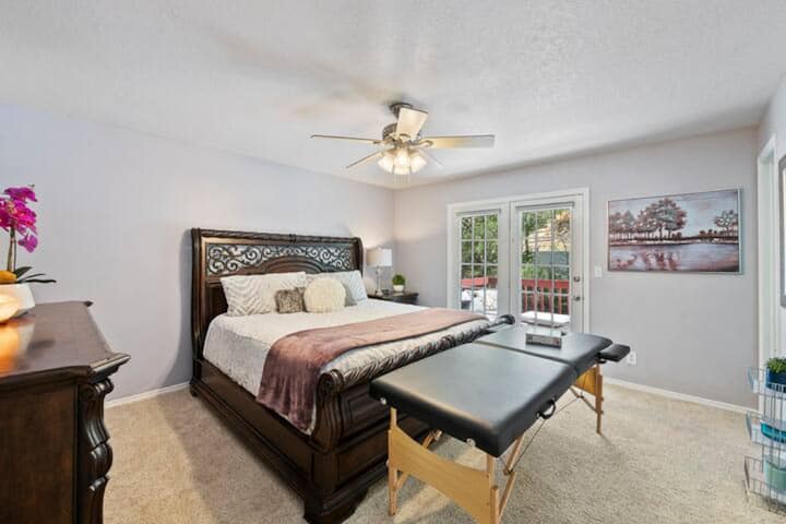 マッサージテーブル付きキングサイズのマスターベッド、パティオ、スイートシャワースパバスルーム、美しい家具、キャンドル付きスパタワー、ヒマリアンロックソルトランプ、プレミアムマットレス、柔らかいフェイクファーの寝具。  「平和な紫色の水」のお部屋です。