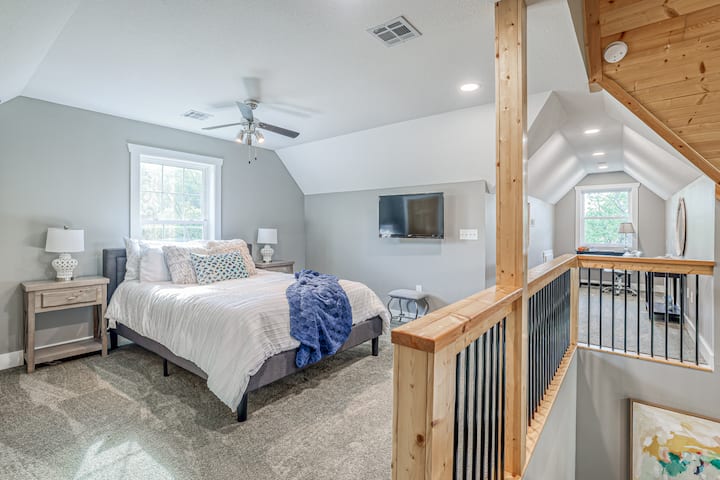 غرفة نوم في الطابق الثاني. ملاحظة - تقع غرفة النوم هذه في دور علوي مفتوح ولا تحتوي على باب.