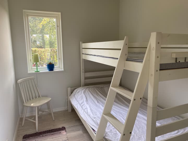 Spodná posteľ je široká 120 cm a horná posteľ je široká 90 cm.