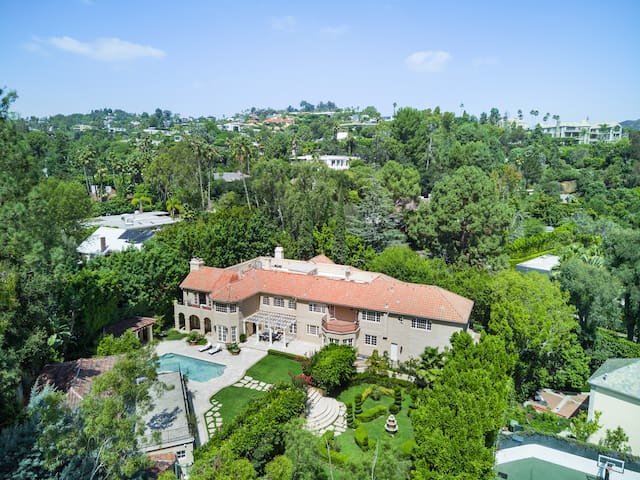 Huge Beverly Hills Private Estate (10,000 Sq Ft)