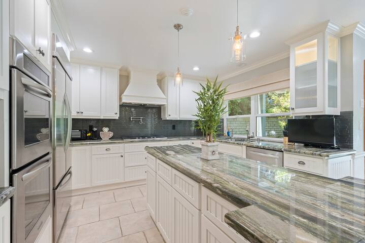 ৎ୭Paradise Louiseৎ୭ Pool, Jacuzzi, huge yard &More gallery image 5