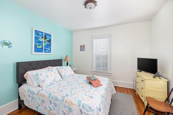 Პირველი სართული საძინებელი საწოლით Queen-ით, ვენტილატორით და ტელევიზორით. 