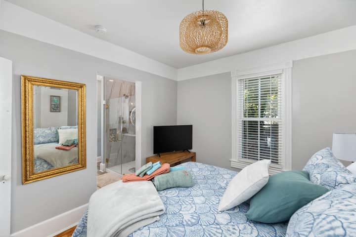 Პირველი სართული ძირითადი საძინებელი იზოლირებული სააბაზანოთი, ბოქსის ვენტილატორით, სმარტ-ტელევიზორით.  