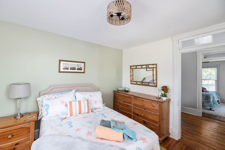 Მეორე სართულის საძინებელი Queen Bed-ით და ROKU ტელევიზორით. 